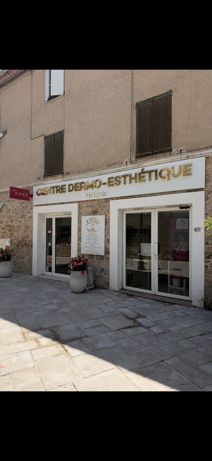 Devanture du Centre Derma-Esthétique Mélanie, place du Logis à Pégomas